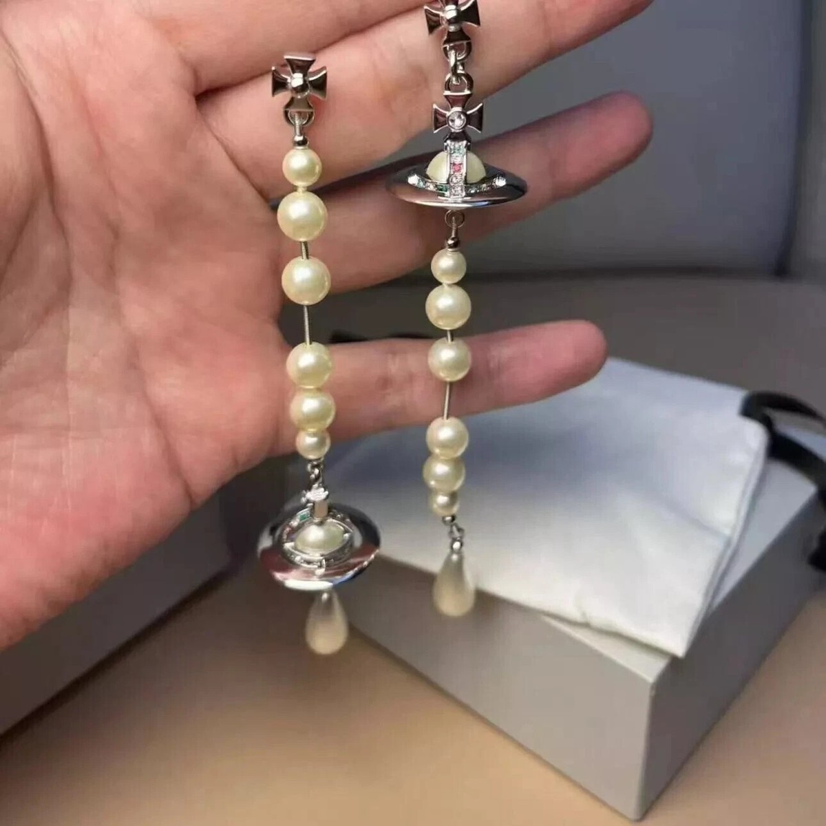 【VIVIENNE WESTWOOD】(W) Olivia Pearl Earrings Silver Authentic Vivienne Westwood Long Pearl Earrings Silver White