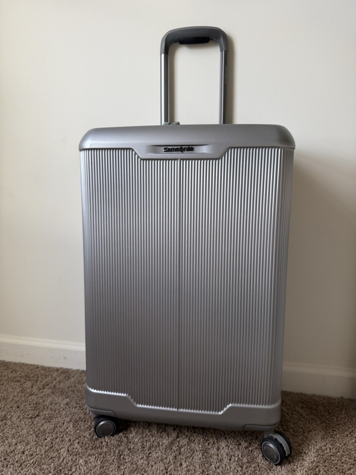 Samsonite Silhouette 17 Check-in Expandable Hardside Spinner 25”/28” Silver