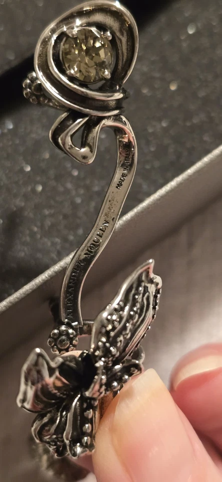 Pendientes perforados Alexander McQueen auténticos de orquídea de cristal plateado Foto 3 de 4