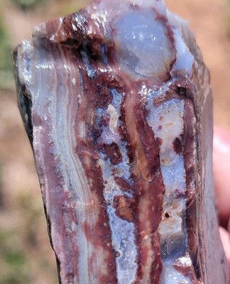 2 Pounds 7 Ounces of Wyoming Seam Agate Brilliant Colors Great Banding 1000 Gram