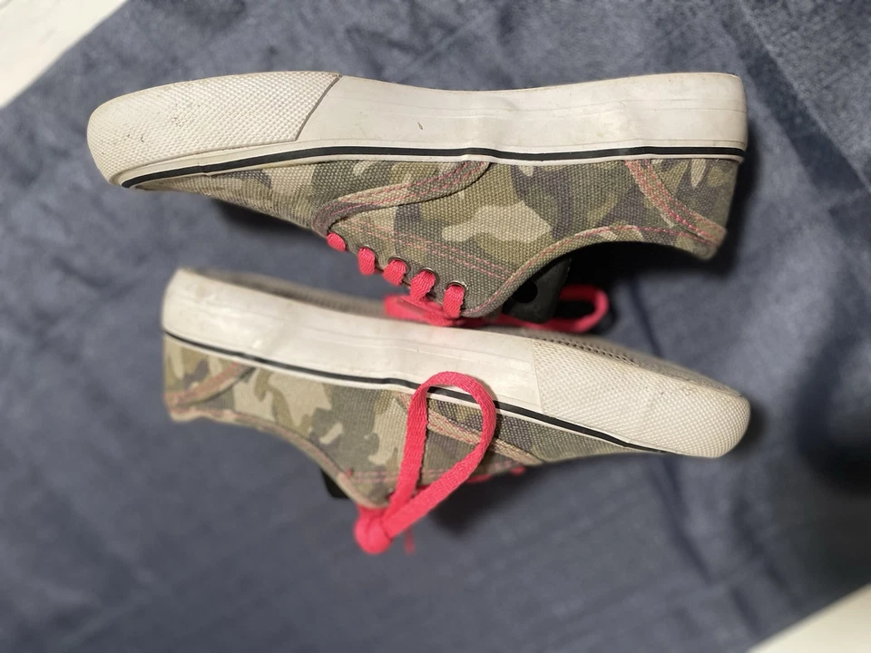 Lindos zapatos camuflados Mossimo Supply Co para mujer talla 6 Y2K preppy patinador punk Foto 4 de 4