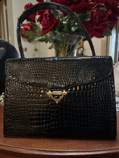 Elegante borsa vintage a mano, realizzata in vero coccodrillo di colore nero.