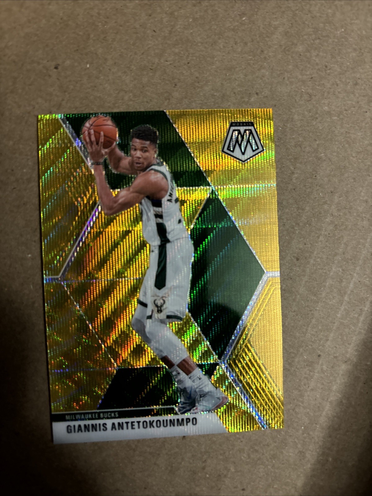 RARE 2019-20 Mosaic GIANNIS ANTETOKOUNMPO GOLD WAVE SSP #75 Bucks