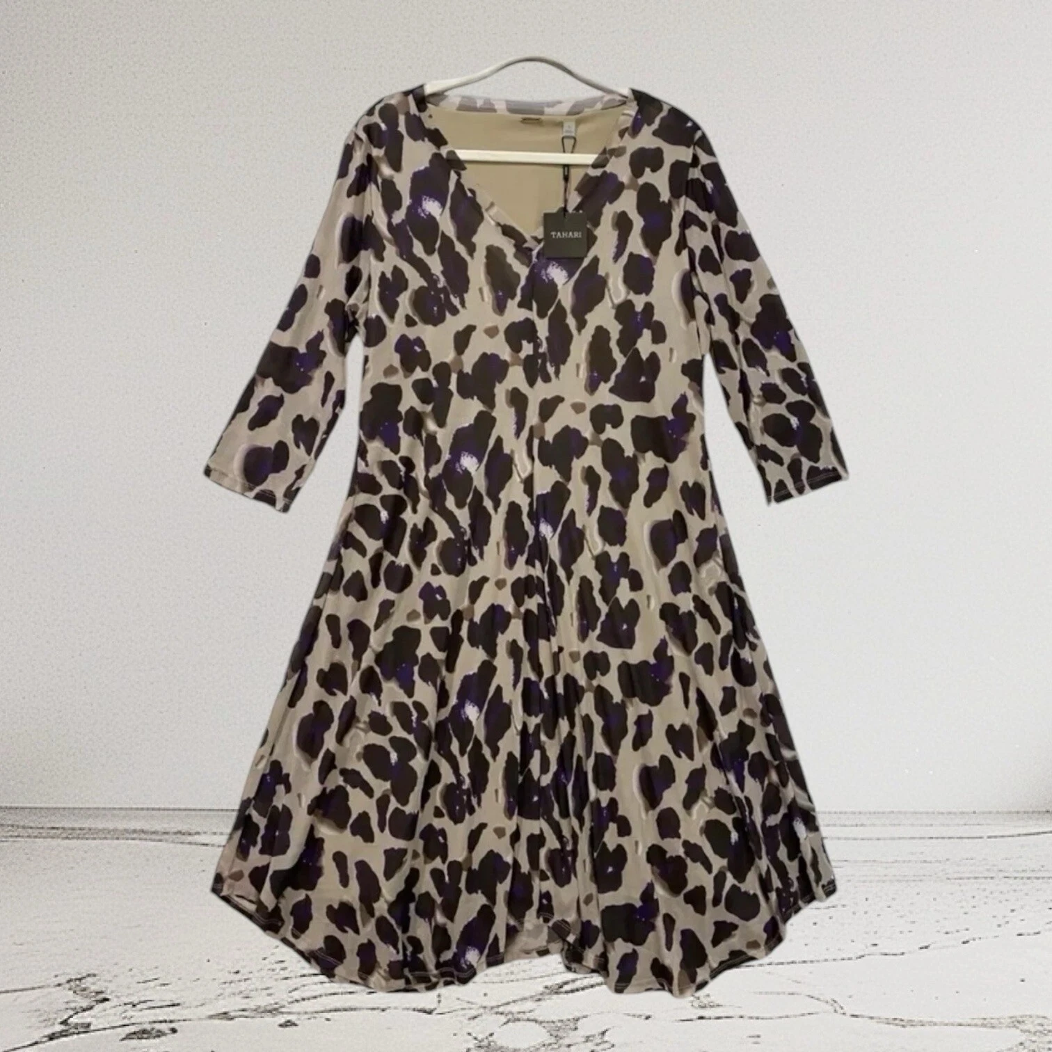 VETEMENTS Abito midi donna Tahari taglia 14 orlo asimmetrico stampato maglia sovrapposizione scollo V nuovo con etichetta