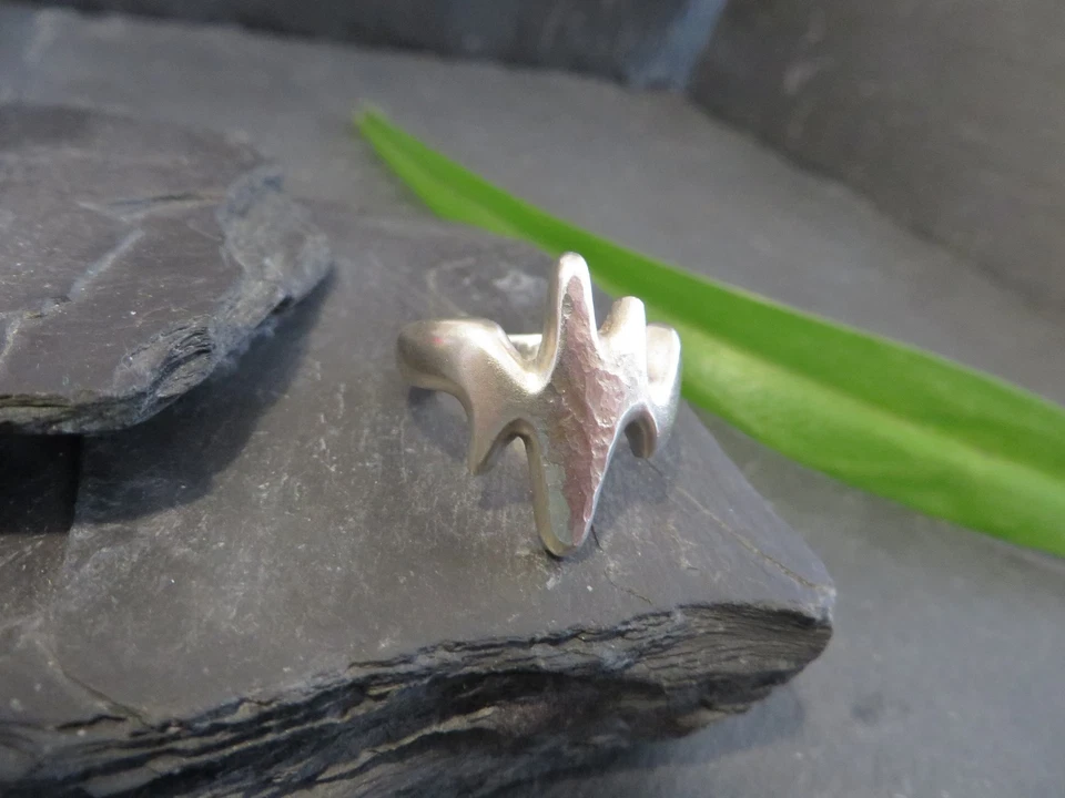 Schöner 925 Silber Ring Modern Abstrakt Designer Brutalist Welle Hammerschlag - Bild 3 von 4