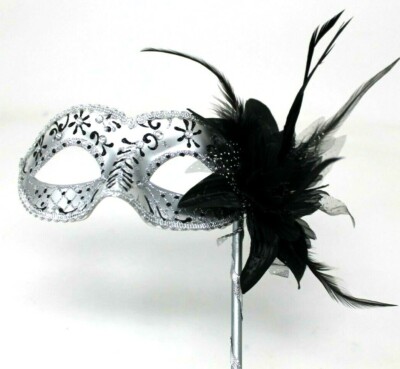 GLITZERNDE JUWELEN SCHWARZ & SILBER VENEZIANISCHE MASKERADE PARTY MASKE AUF EINEM HANDSTAB