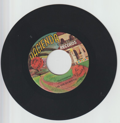 *Los Dos Gilbertos-''Traicionera/Laguna Seca'' -  *Tejano Latin 45 (Vinyl}- {R117}