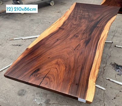 Eine ganze Platte Live-Edge Nussbaum Esstisch 210x86cm mit Metallbeinen