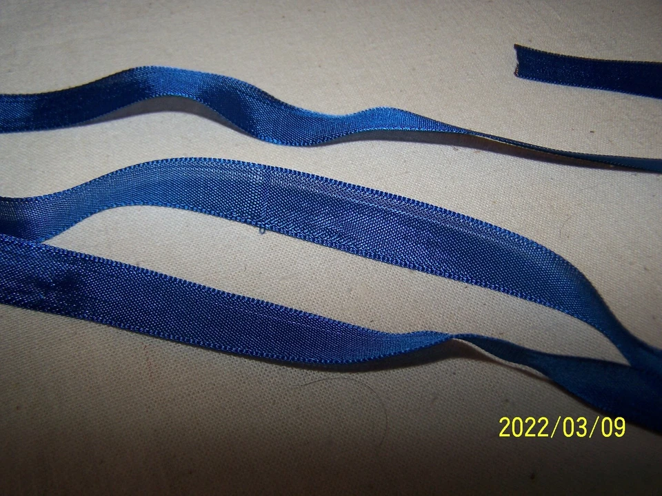 Ancien ruban en soie de couleur bleu foncé..  N°142 - Photo 2/4