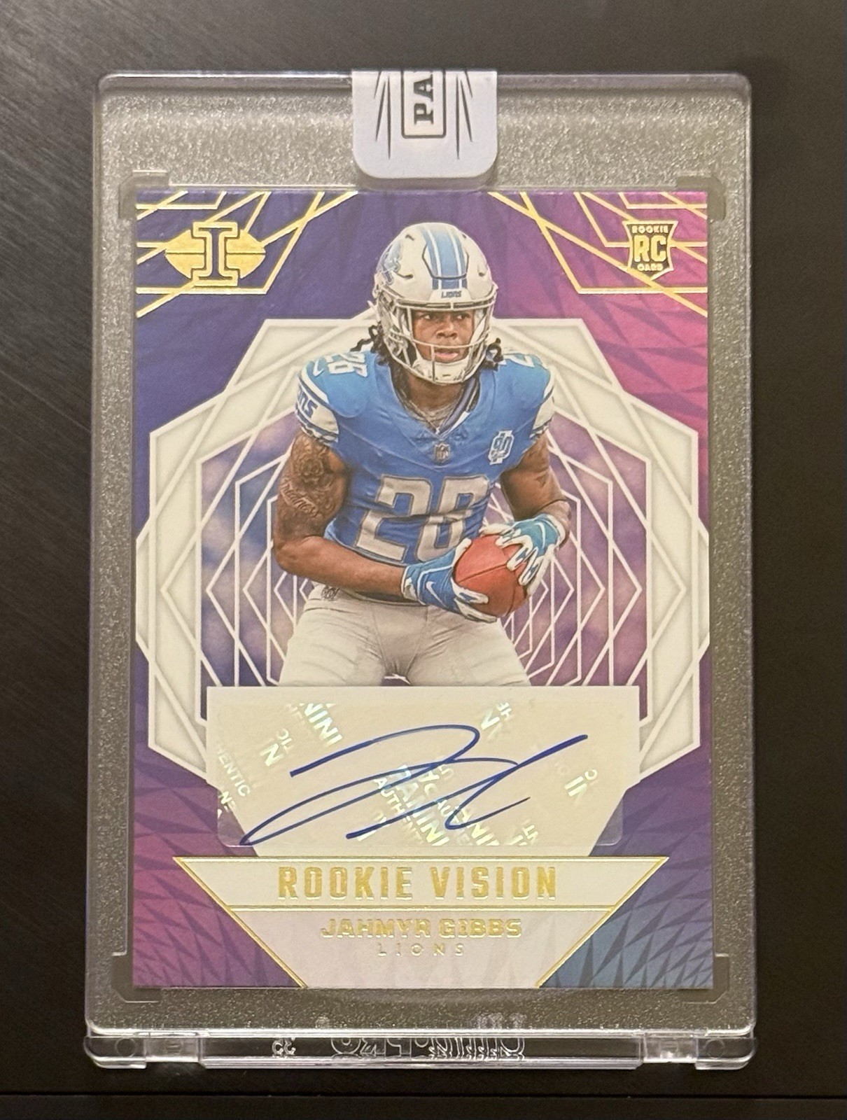 Jahmyr Gibbs Panini Illusions Rookie Vision Signatures #RVSJGI Base