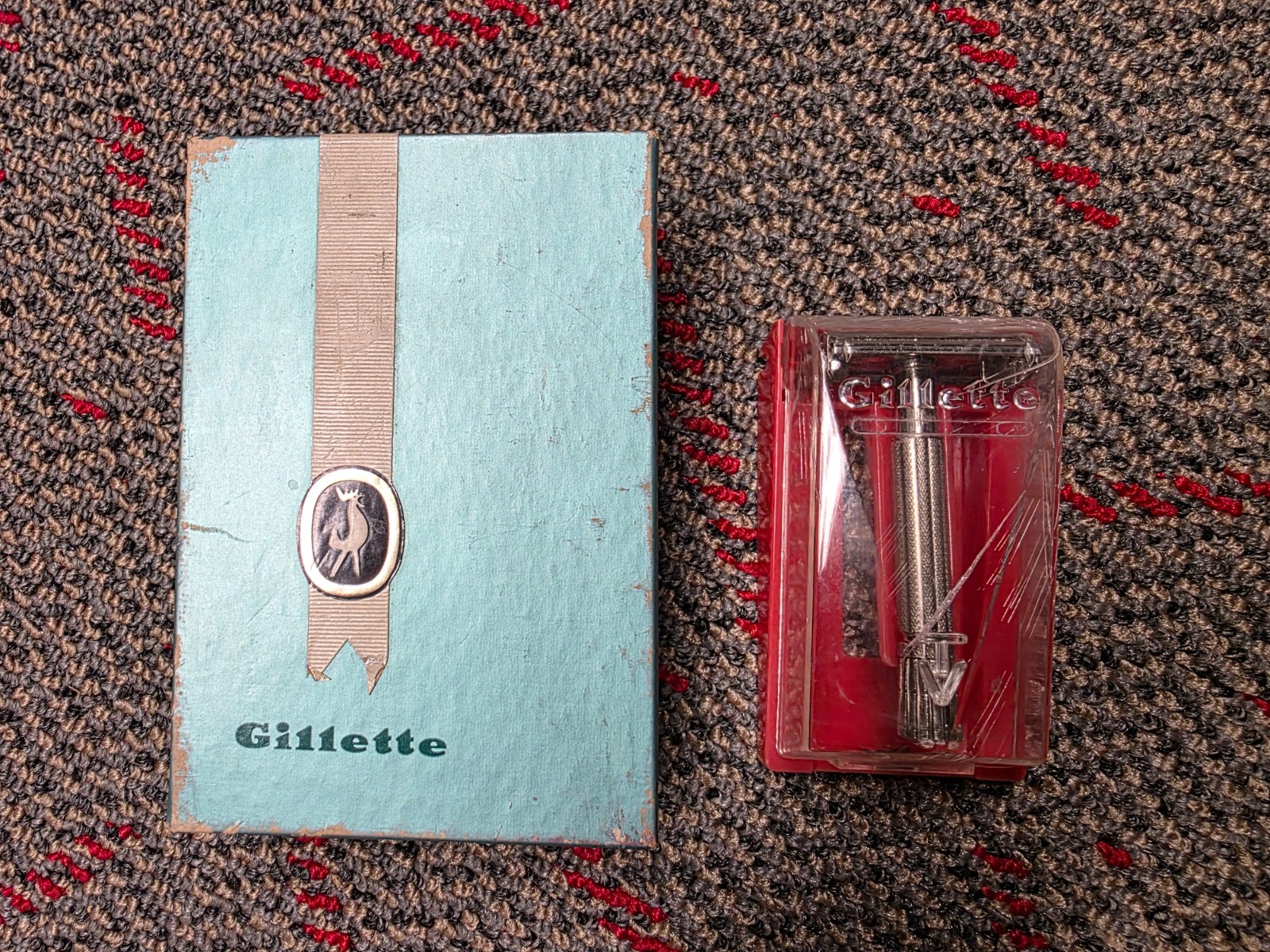 VINTAGE GILLETTE SHAVING ITEMS RAZOR IN CASE AND BOX
