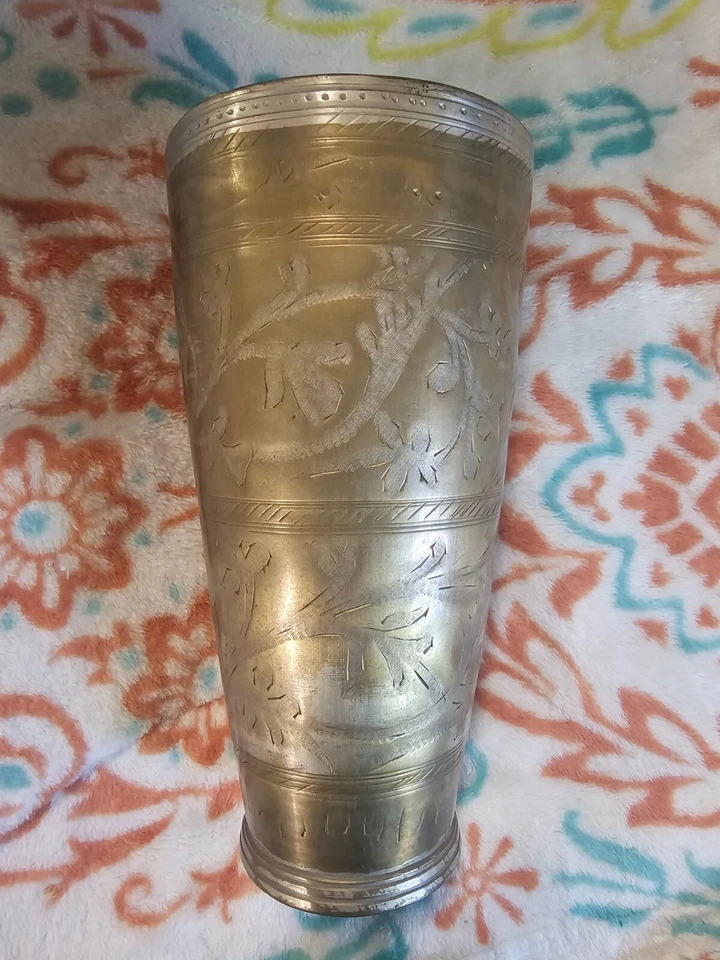 Antigua taza decorativa de vidrio Lassi grabada Taj Mahal de latón tallado a mano rara Foto 2 de 4