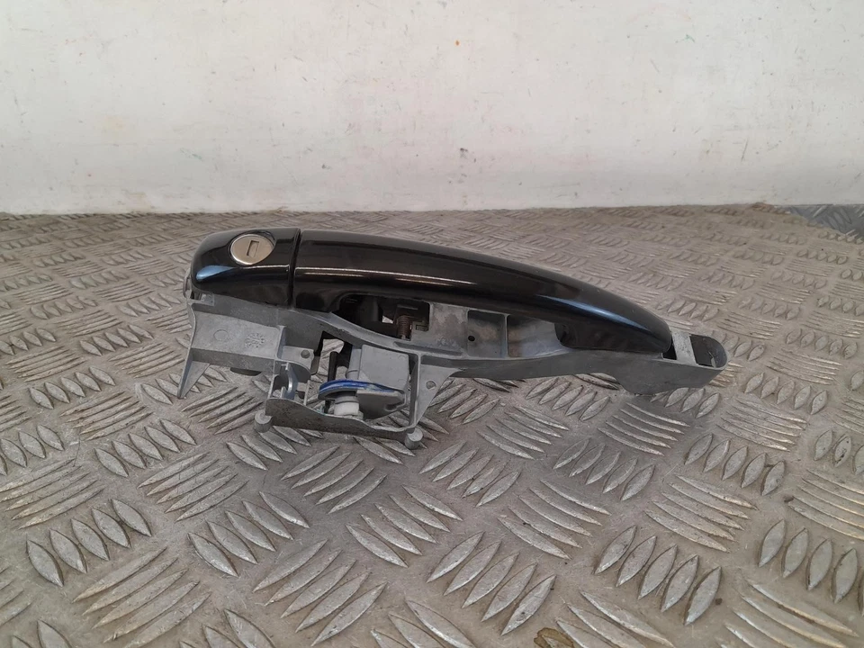 Ручка передней внешней двери для левого пассажира Peugeot 2008 Mk1 2013-2019  - Изображение 2 из 4