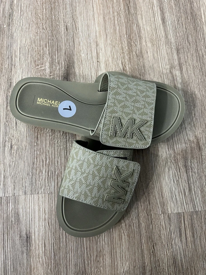 Sandalias para mujer MK Michael Kors Wade MK Logo MK Logo verde Foto 2 de 3