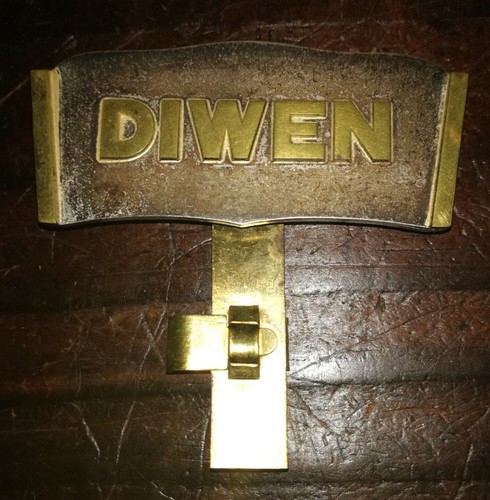 VECCHIO OROLOGIO VINTAGE RARO DIWEN DISPLAY INSEGNA BRONZO HUGUENIN LE LOCLE SWISS AD - Foto 7 di 10