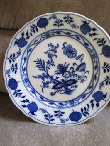 BLUE ONION 10" Dinner Plate with Scalloped Edge - Bavaria
