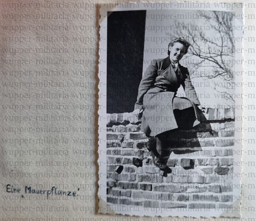 RAD Lager Isenhagen Hankensbüttel hübsche Frau auf Mauer A041-39
