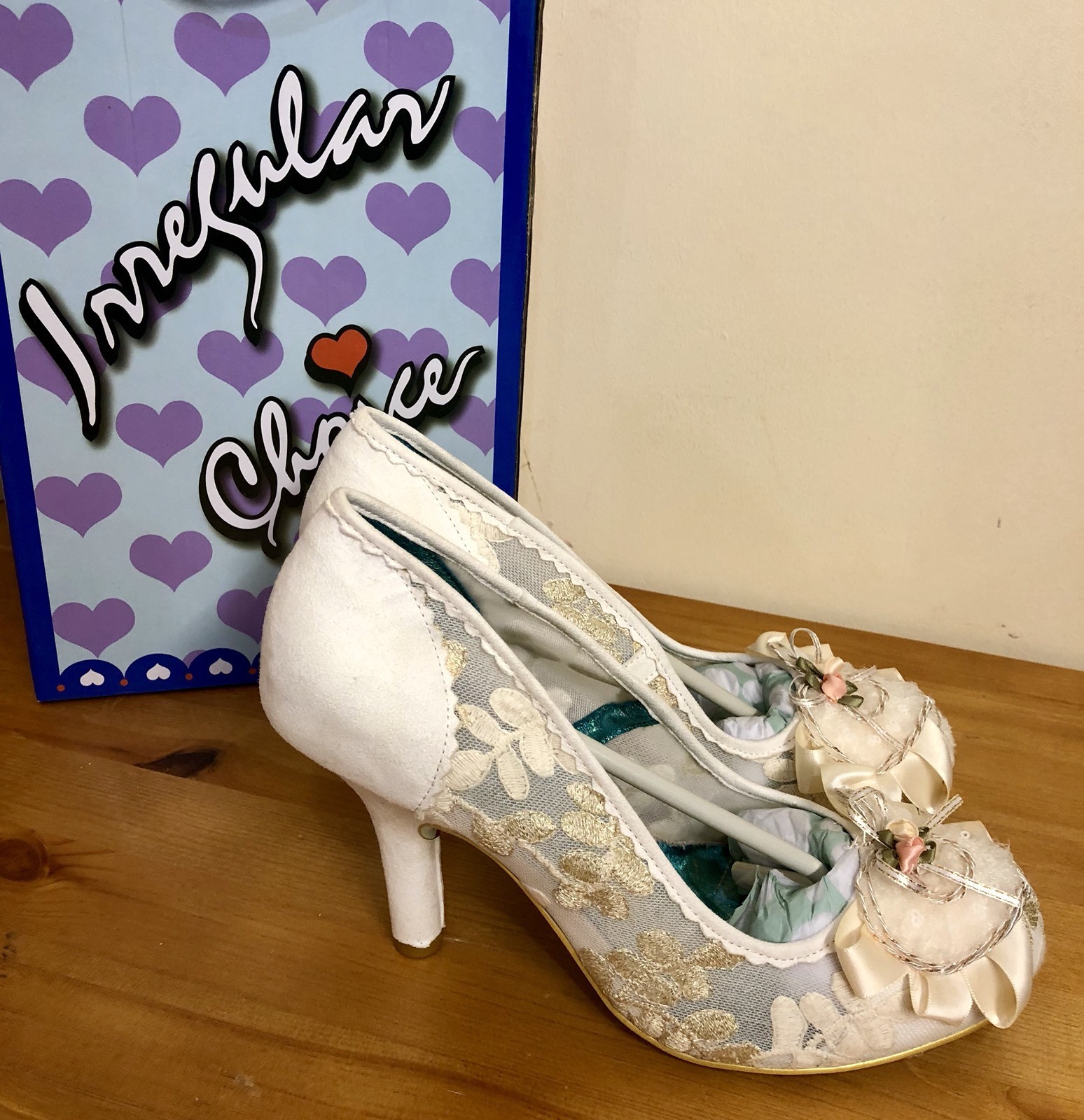 IRREGULAR CHOICE GLENDA LADIES HEELED Schuhe CREAM GOLD LACE HIGH HEELS Schuhe 9 IRREGULAR CHOICE GLENDA LADIES HEELED Schuhe CREAM GOLD LACE HIGH HEELS Schuhe 9