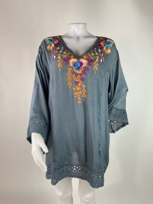 S.R. Fashion Size XXL Gray Floral Embroidery Bell-Sleeve V-Neck Tunic Top
