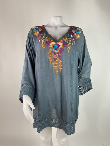 S.R. Fashion Size XXL Gray Floral Embroidery Bell-Sleeve V-Neck Tunic Top