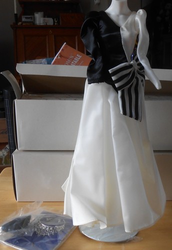 DANBURY MINT ~ Princess Diana Outfit ~ MINT! ~ BLACK & WHITE~ Crown - Picture 5 of 6