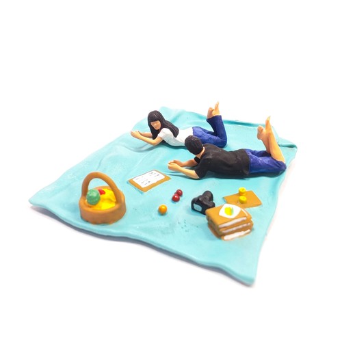 BN 1:64 Painted Figure Model ature Resin Diorama Picnic Mat Camping Couple - Picture 4 of 20