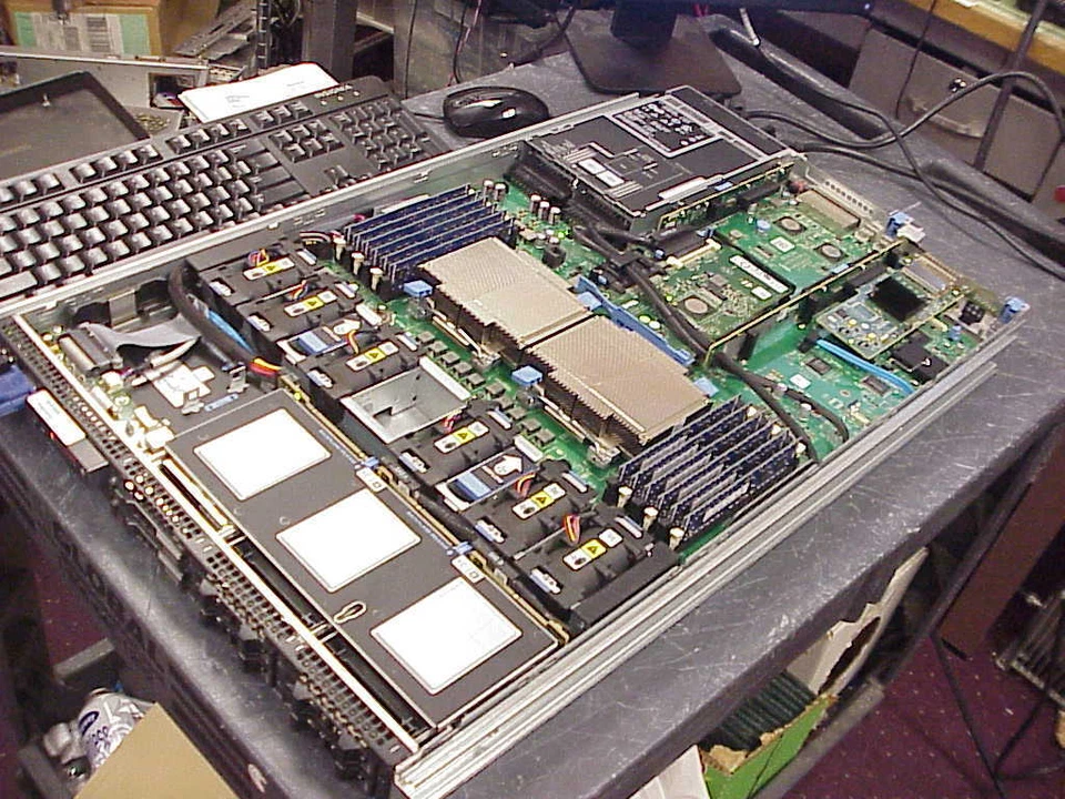 Dell PowerEdge R610 Server 2x X5504 2.0GHZ = 8 Cores 24GB H700 2PSU 2x  250GB - Image 4 of 4