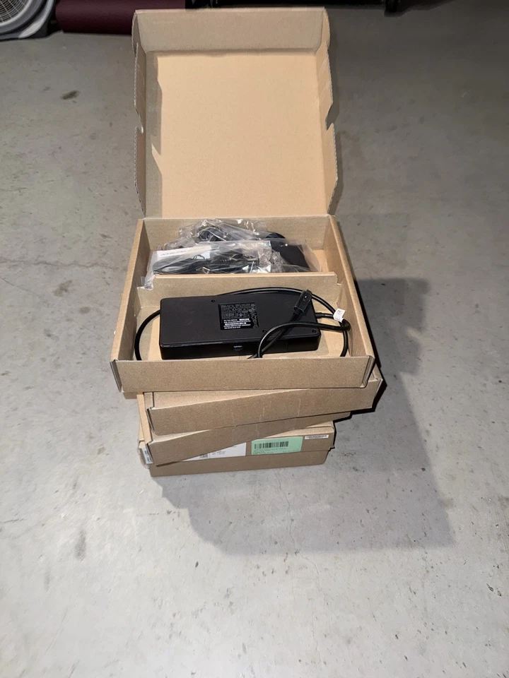 Estación de acoplamiento Dell WD19S-130W con cable USB 3.2 Gen 2 (3.1 Gen 2) tipo C - negra Foto 2 de 2