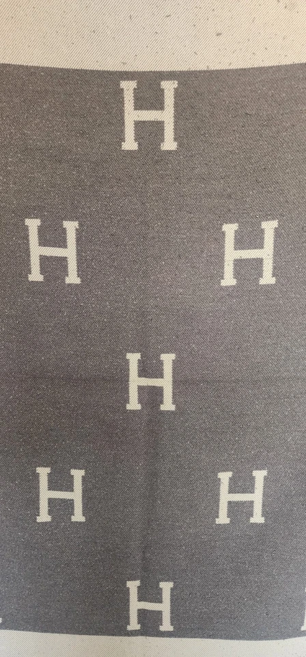 Hermes Avalon Throw Blanket Dark And Light Grey 90% Wool/10% Cashmere - Image 3 of 4