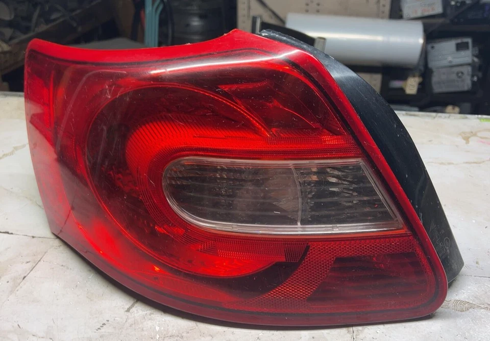 Conjunto de lámpara de luz trasera izquierda lado conductor SUZUKI KIZASHI 2010-2013 FABRICANTE DE EQUIPOS ORIGINALES Foto 2 de 4