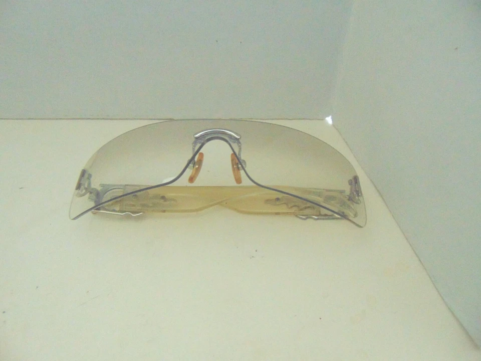 Óculos de sol de plástico dior com acabamento de metal strass com estojo. Arranhão leve - Imagem 2 de 4