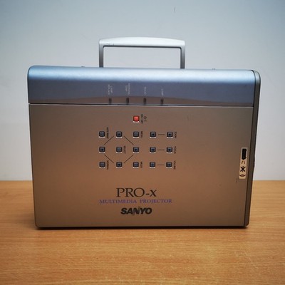 Profi Multimedia Beamer Sanyo PLC-SU20B silber