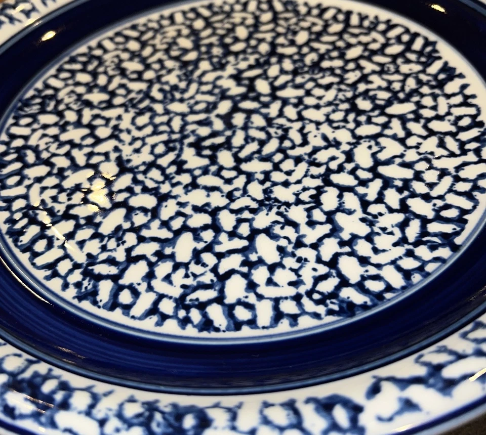 Губчатая синяя керамическая тарелка Country Crock Tienshan 10,75 дюйма из фарфора винтаж - 2 тарелки - Изображение 3 из 4