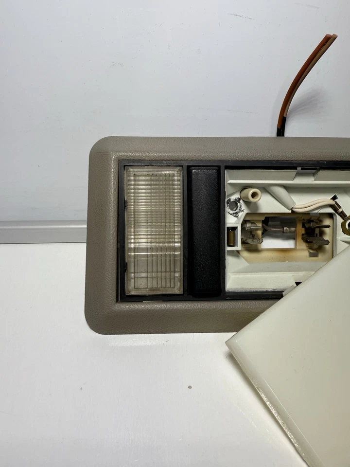 Chevrolet (GMC) 1988-1998 C/K luz domo (gris) Suburban, Tahoe (con lente) Foto 3 de 4