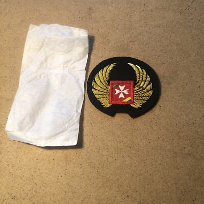 AIR MALTA     Obsolete.  Air Crew   HAT BADGE   ..                         c299x