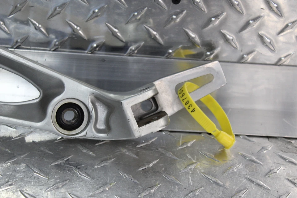 Suzuki GS550ESF 1985 reposapiés delantero izquierdo estribo trasero soporte marco Foto 4 de 4