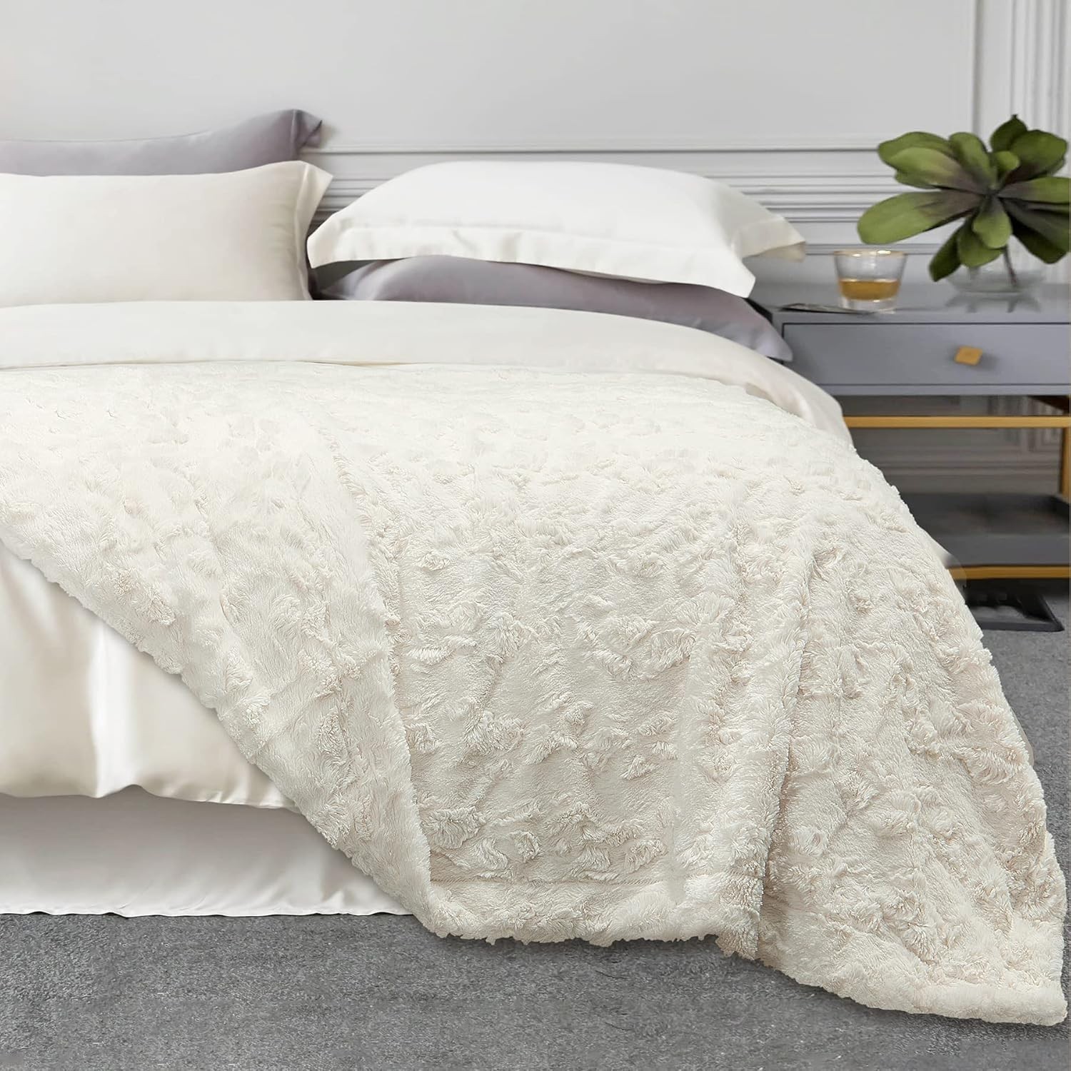 Luxurious Double-Sided Faux Fur Throw Blanket in Cream for Elegant Comfort
