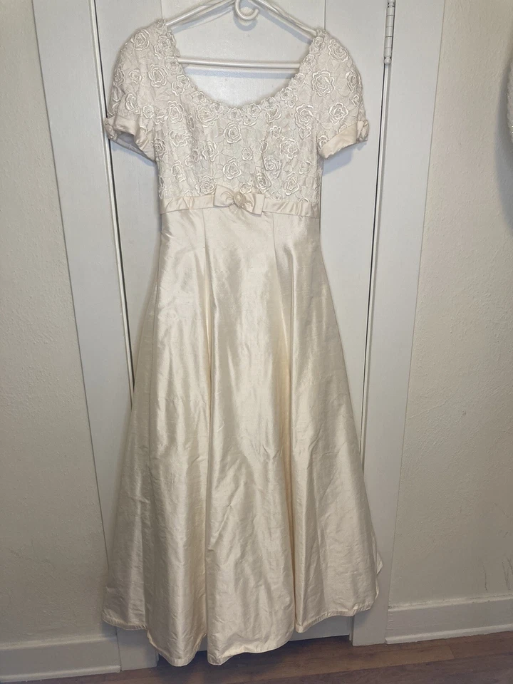 Vestido de novia Mori Lee mezcla de seda rayón con tocado ALTERADO talla 12 Foto 2 de 4