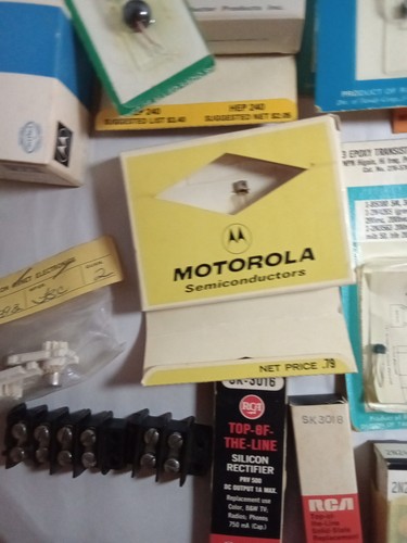 Lote de 40+ circuitos integrados/condensadores/resisten RCA/Archer/Motorla - Imagen 6 de 11