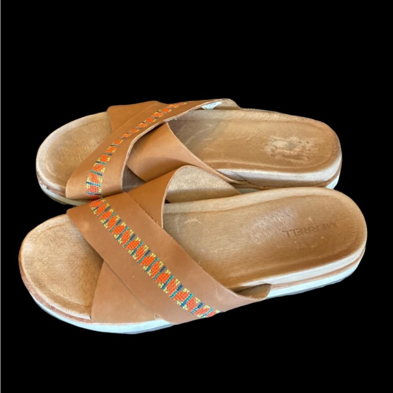 Sandali Merrell marroni e arancioni con dettaglio punto frusta. Taglia 9.