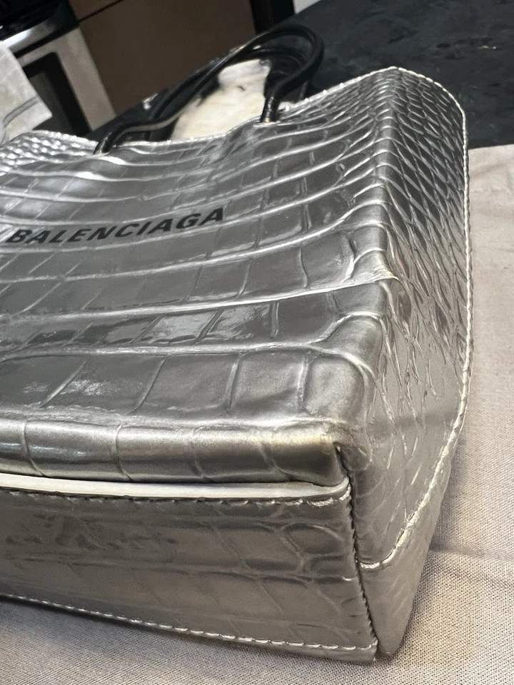 Сумка-тоут Balenciaga XS с тиснением под крокодила серебристая, подлинная с сумкой от пыли /серийный номер США - Изображение 4 из 4