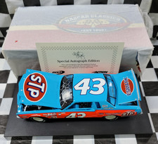 Kyle Petty 43 STP AUTOGRAPHED 1981 Monte Carlo 1:24 C432621STPKP 2026 CLASSICS