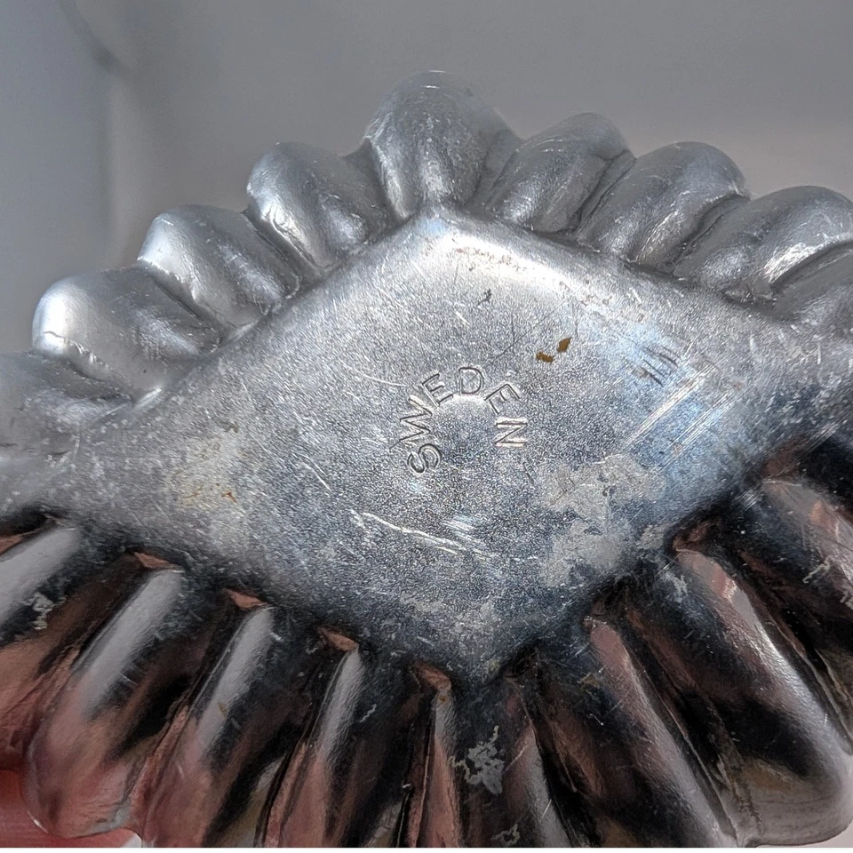 Vintage Sweden Eden Tarts Molds Swedish Baking Forms Set of 12 - Image 4 of 4