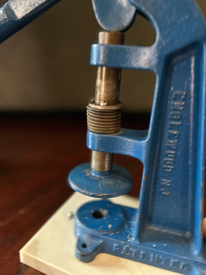 Máquina de prensa manual azul y troquel de prensa manual para botones cubiertos de tela para hacer Foto 4 de 4