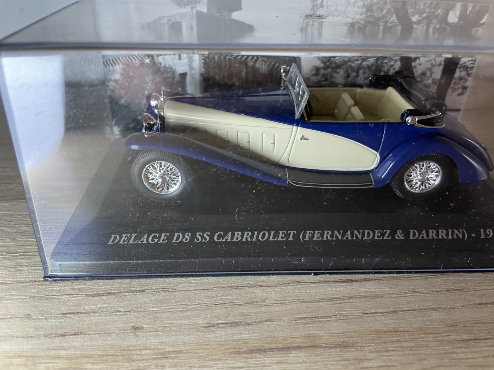Delage D8 SS Cabriolet 1932 dans sa boîte vitrine, le cadeau idéal pour passionné auto