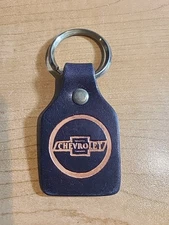 VINTAGE "CHEVROLET" BOWTIE LEATHER KEYCHAIN RING FOB