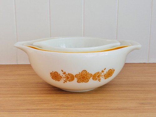 Vintage 1970's PYREX Butterfly Gold Cinderella Nesting Mixing Bowl Set of Three - Picture 4 of 10