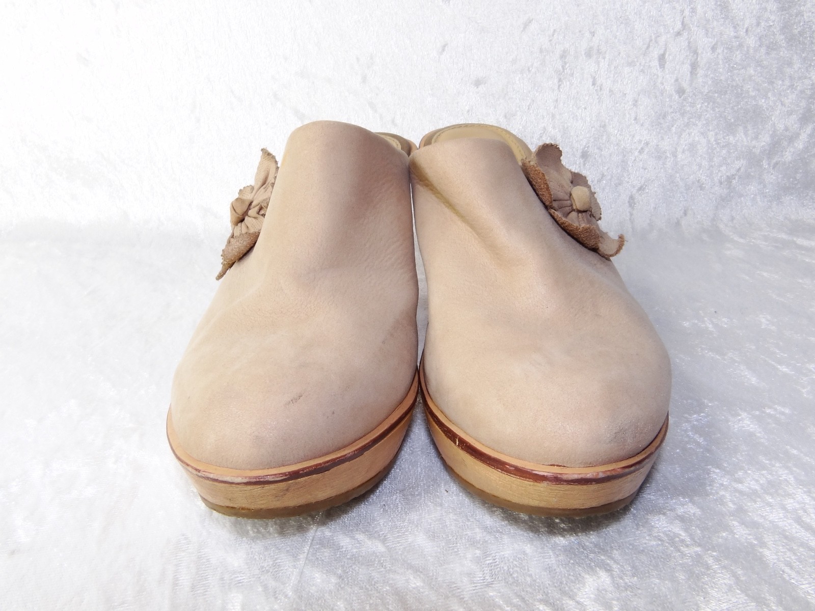 B Makowsky 5.5 M Nude Nude Nude Leather Platform Clogs Side Flower 628881 B Makowsky 5.5 M Nude Nude Nude Leather Platform Clogs Side Flower 628881
