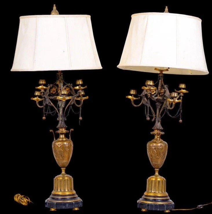 Candelabros de bronce neoclásicos del siglo XIX (par), electrificados. Foto 2 de 4