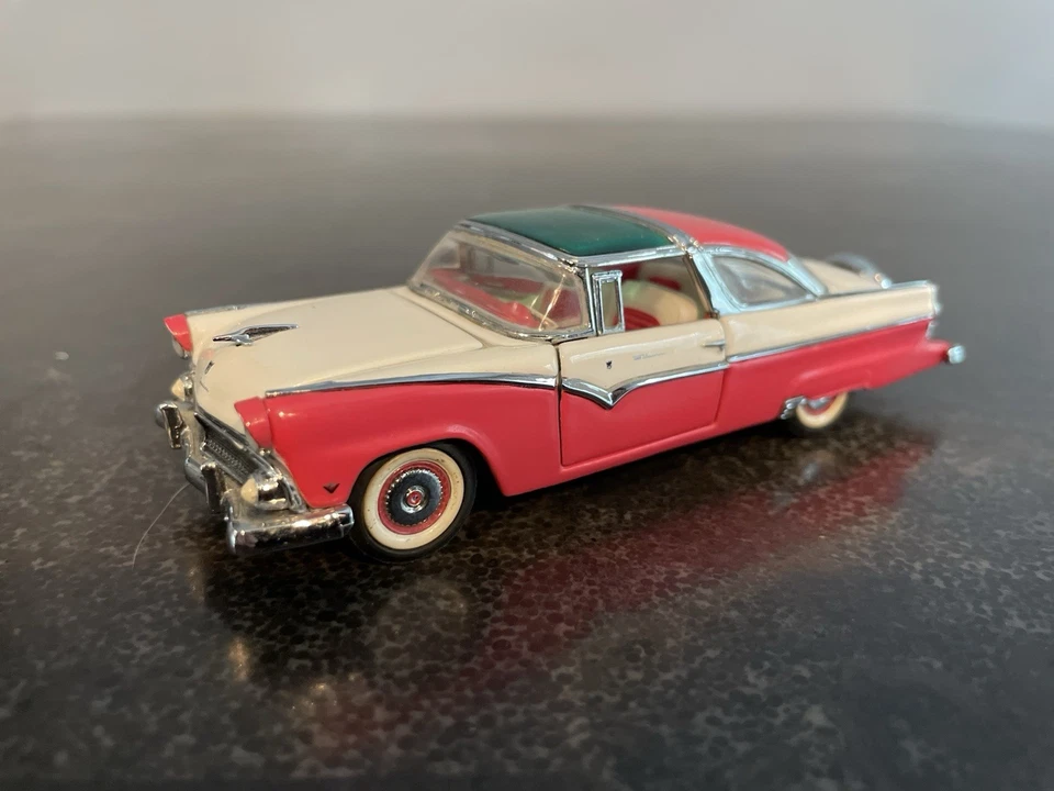 Franklin Mint 1955 Ford Fairlane Crown Victoria 1:43 Scale Diecast Replica - Image 3 of 4
